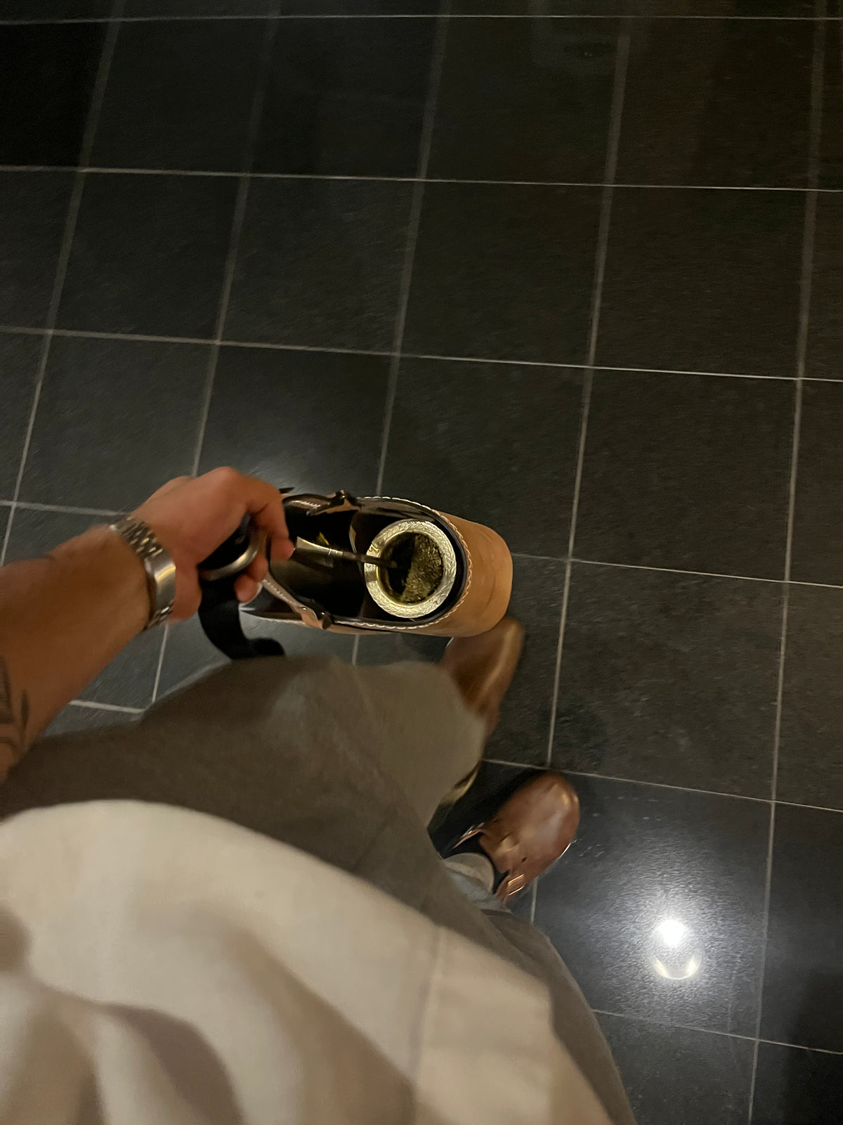 Mate de cuero Rivaro en primer plano, modelo gamuzado marrón