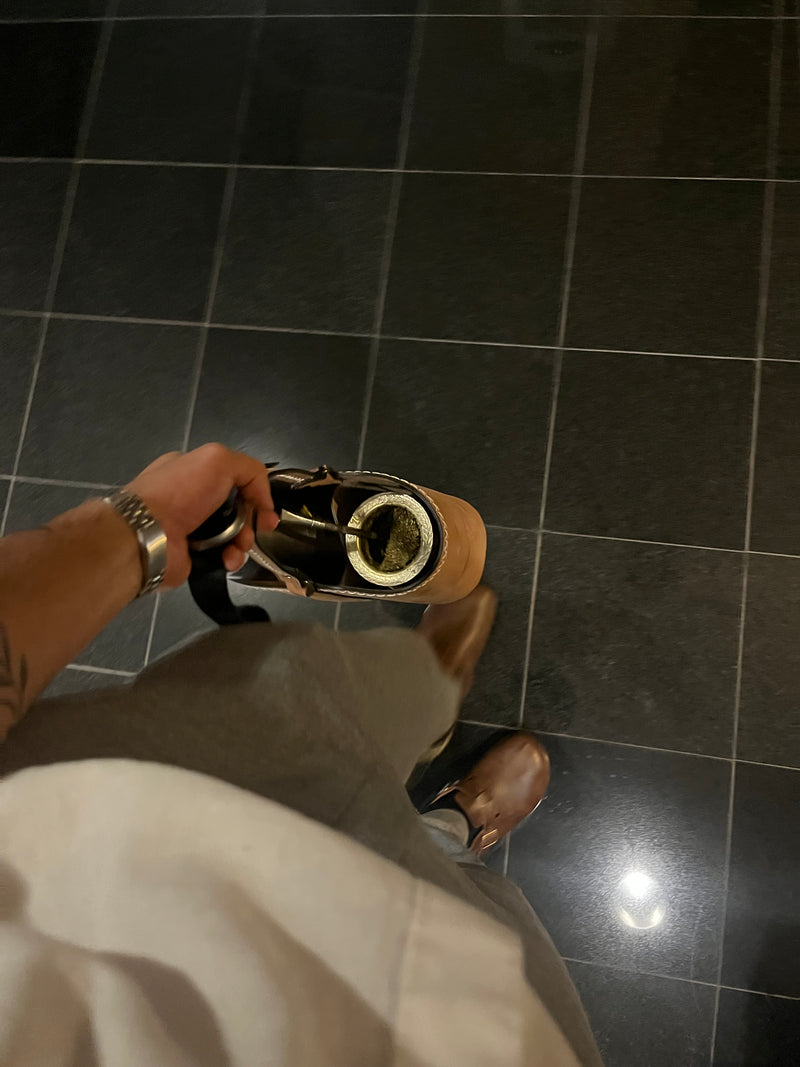 Mate de cuero Rivaro en primer plano, modelo gamuzado marrón